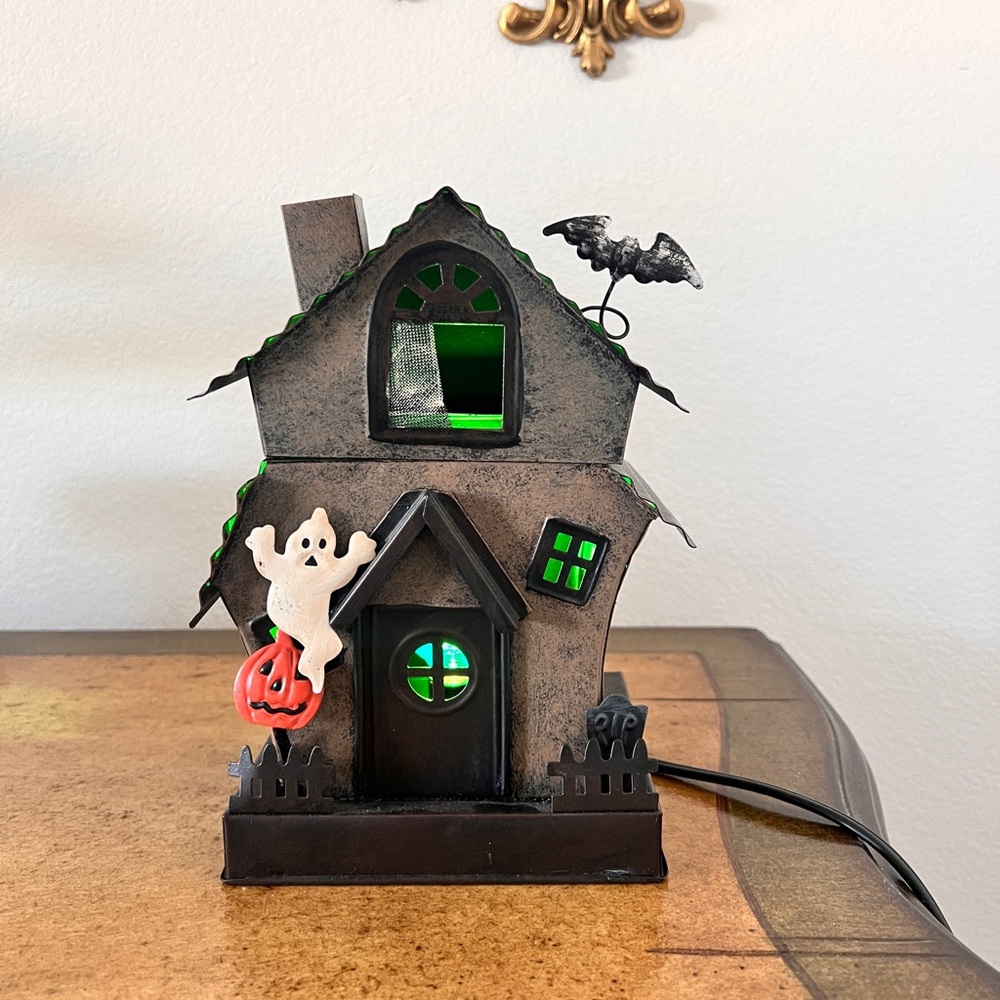 Scentsy Manic Mansion Halloween Wax Warmer Tin Haunted‎ House with Box